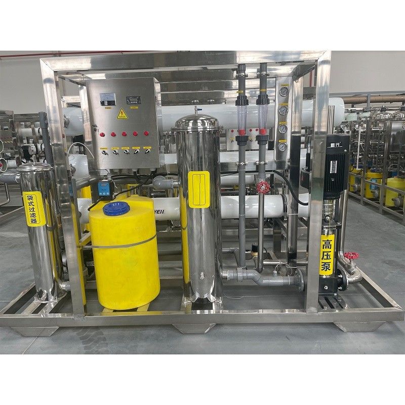 PLC automatique 6m3 par heure Système de purification du filtre à eau RO industriel pour l'eau saumâtre