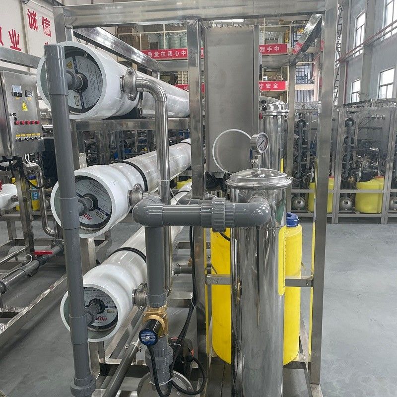 PLC automatique 6m3 par heure Système de purification du filtre à eau RO industriel pour l'eau saumâtre