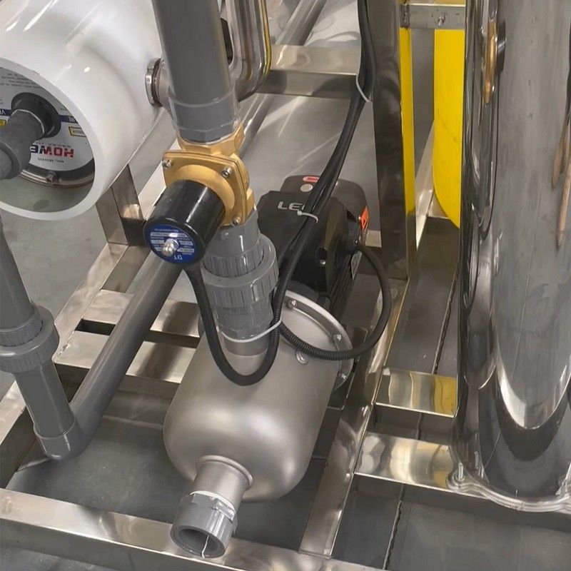 PLC automatique 6m3 par heure Système de purification du filtre à eau RO industriel pour l'eau saumâtre