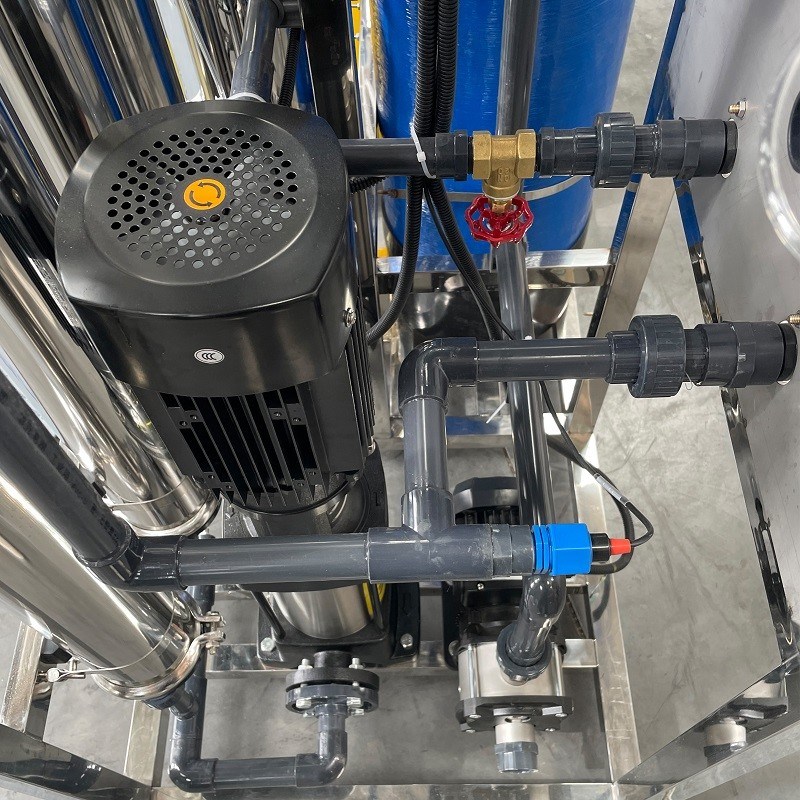 Système de purification de l'eau à moteur 1000LPH RO Système de purification de l'eau pour filtration en laboratoire