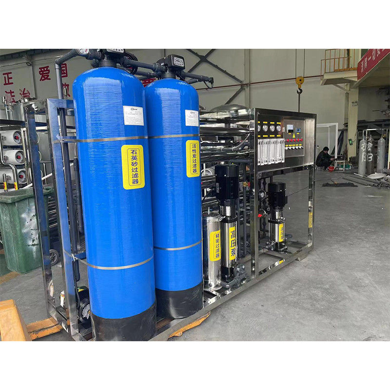 Équipement de purification d'eau RO industriel de 2 T/H avec composants de base de pompe de 380 V/1,5 kW