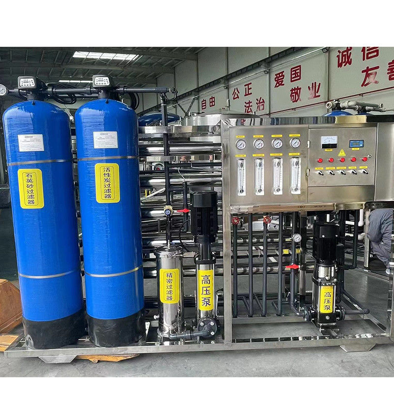 Équipement de purification d'eau RO industriel de 2 T/H avec composants de base de pompe de 380 V/1,5 kW