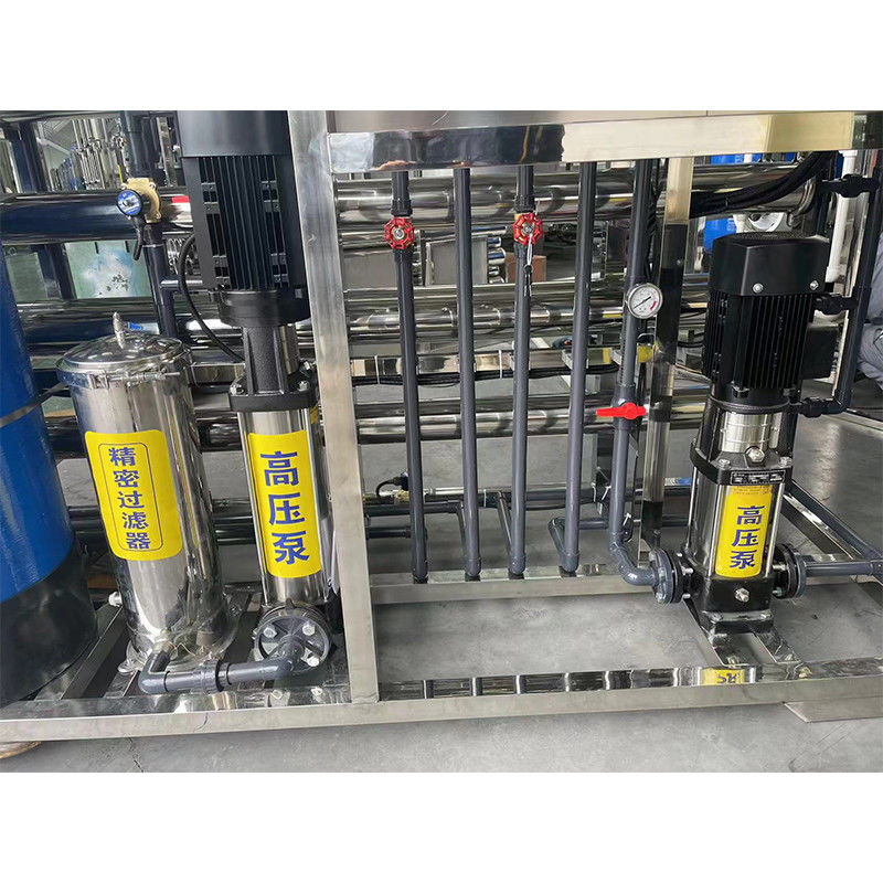 Équipement de purification d'eau RO industriel de 2 T/H avec composants de base de pompe de 380 V/1,5 kW