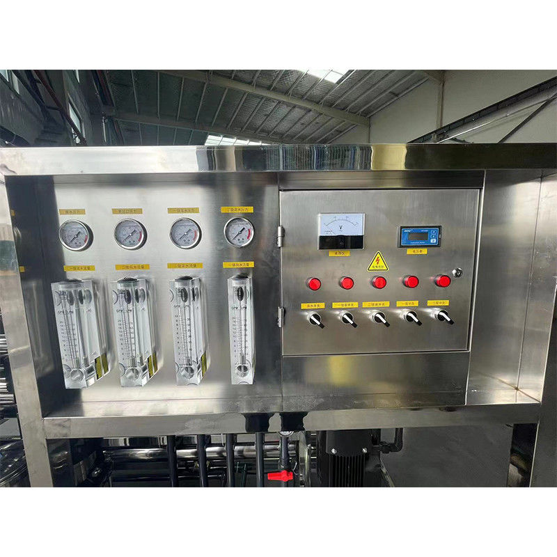 Équipement de purification d'eau RO industriel de 2 T/H avec composants de base de pompe de 380 V/1,5 kW