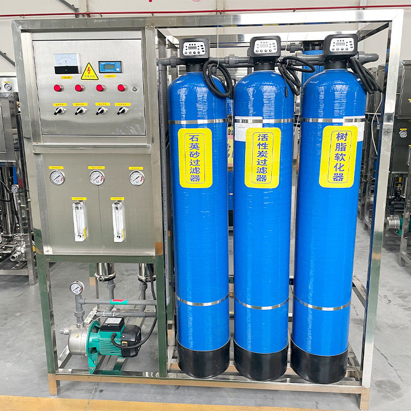Système de filtration de l'eau pour le traitement de l'eau pure dans une ligne de production d'eau potable