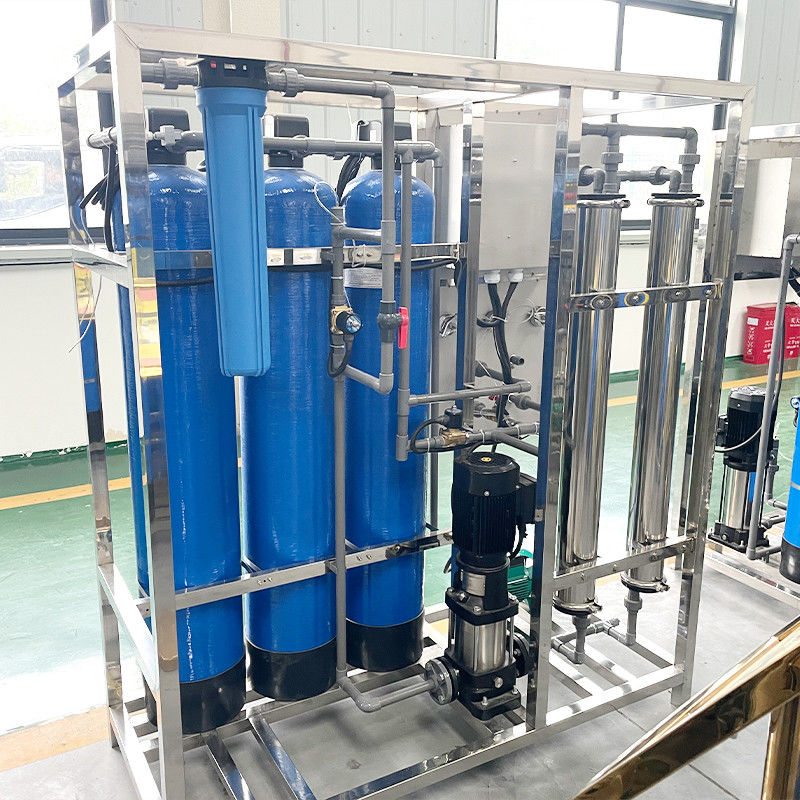 Système de filtration de l'eau pour le traitement de l'eau pure dans une ligne de production d'eau potable