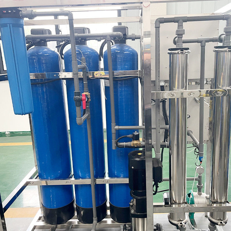 Système de filtration de l'eau pour le traitement de l'eau pure dans une ligne de production d'eau potable