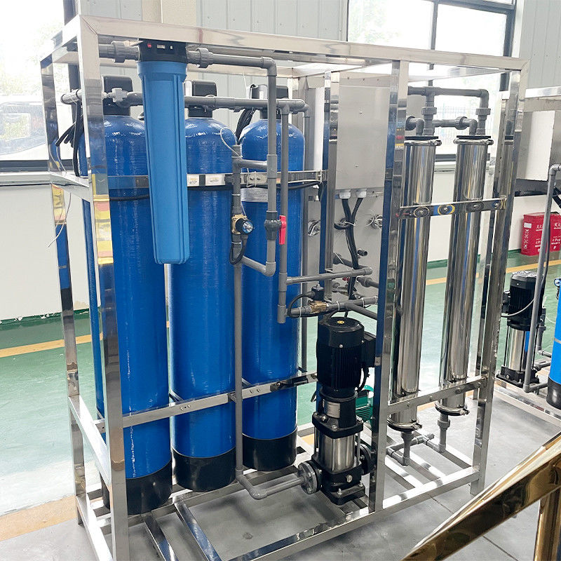 Système de filtration de l'eau pour le traitement de l'eau pure dans une ligne de production d'eau potable